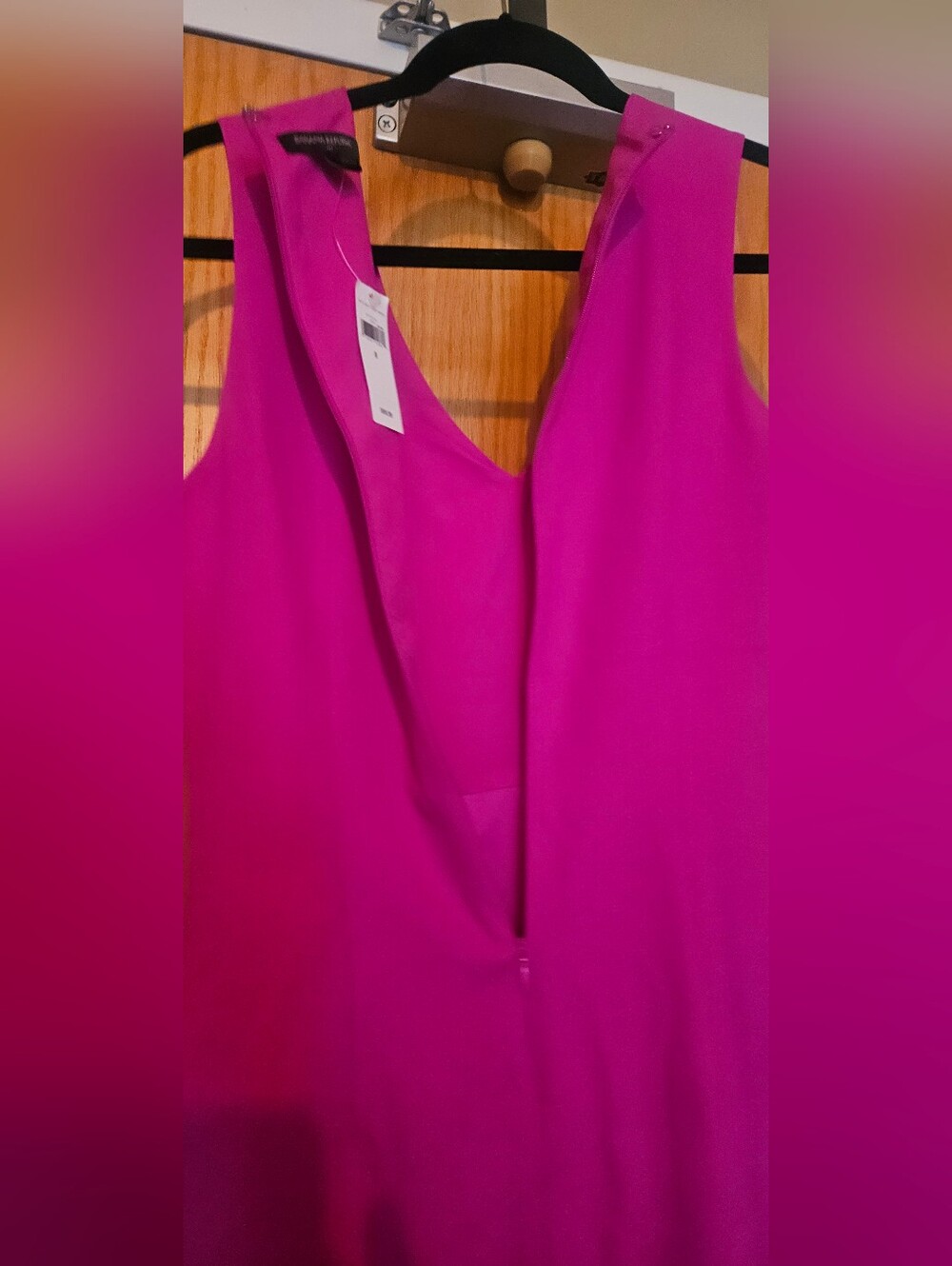 Banana Republic Bright Fuchsia V-Neck Sleeveless Tank - NWT - Picture 3 of 4